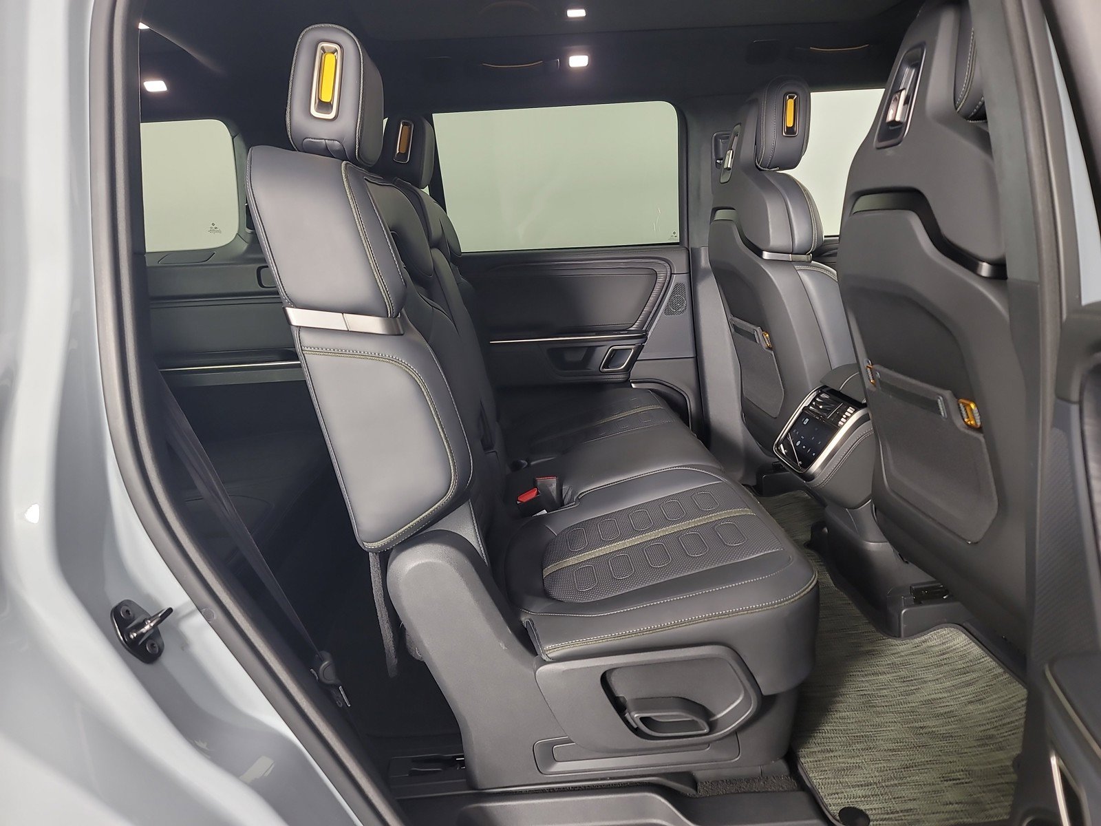 Used 2024 Rivian R1S Adventure AWD/4WD image 23