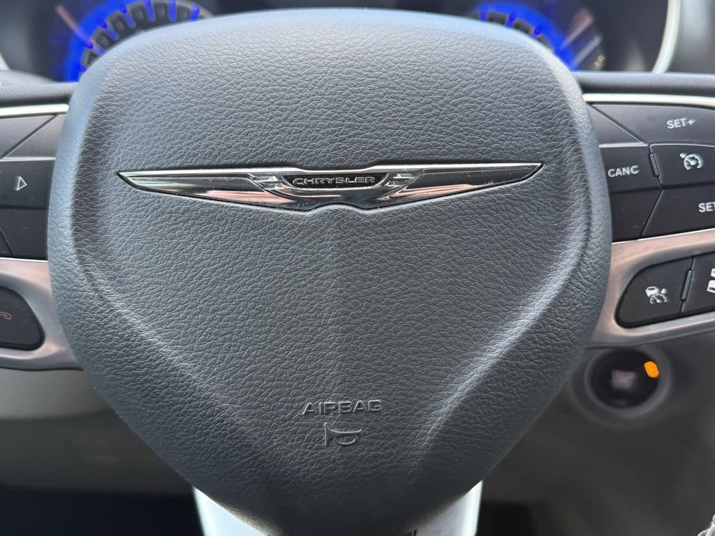 Used 2023 Chrysler Pacifica Touring-L image 36