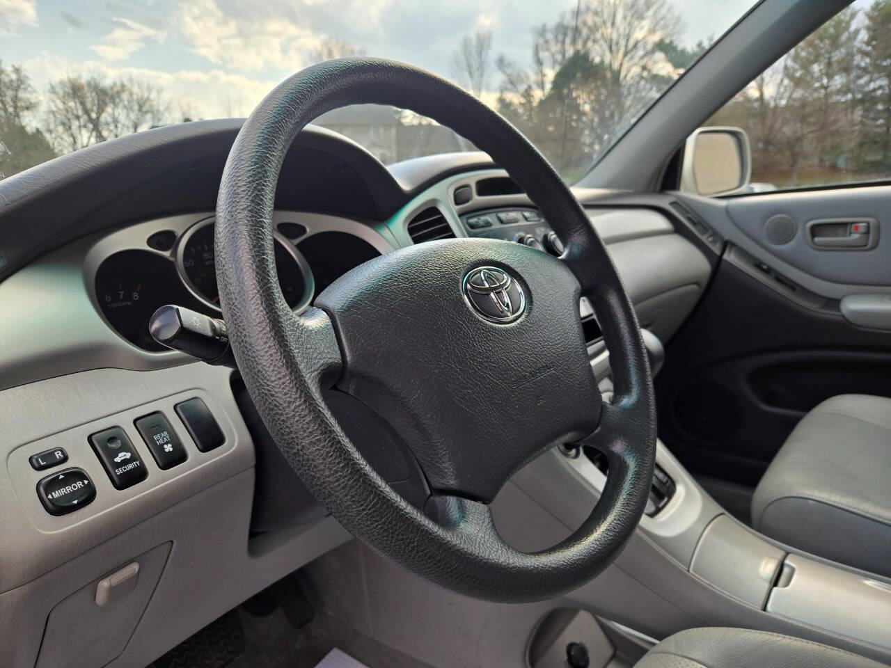 Used 2005 Toyota Highlander 2WD V6 w/ 3rd Row image 20
