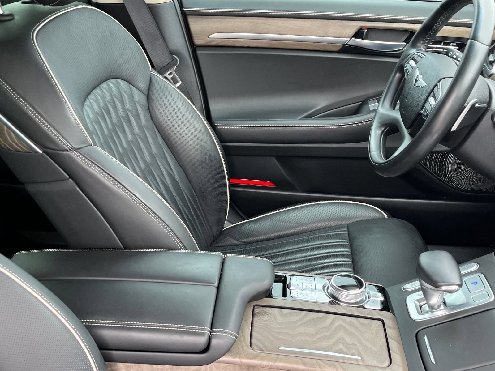 Used 2022 Genesis G90 5.0 Ultimate RWD image 10