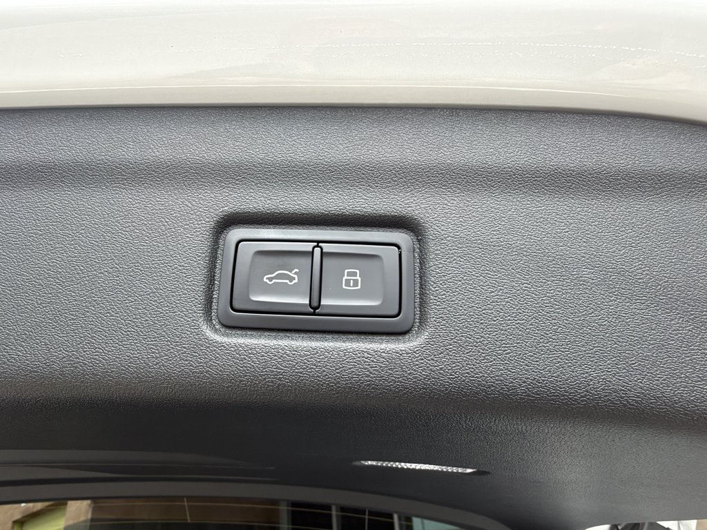 Used 2025 Audi Q6 e-tron Premium RWD image 39