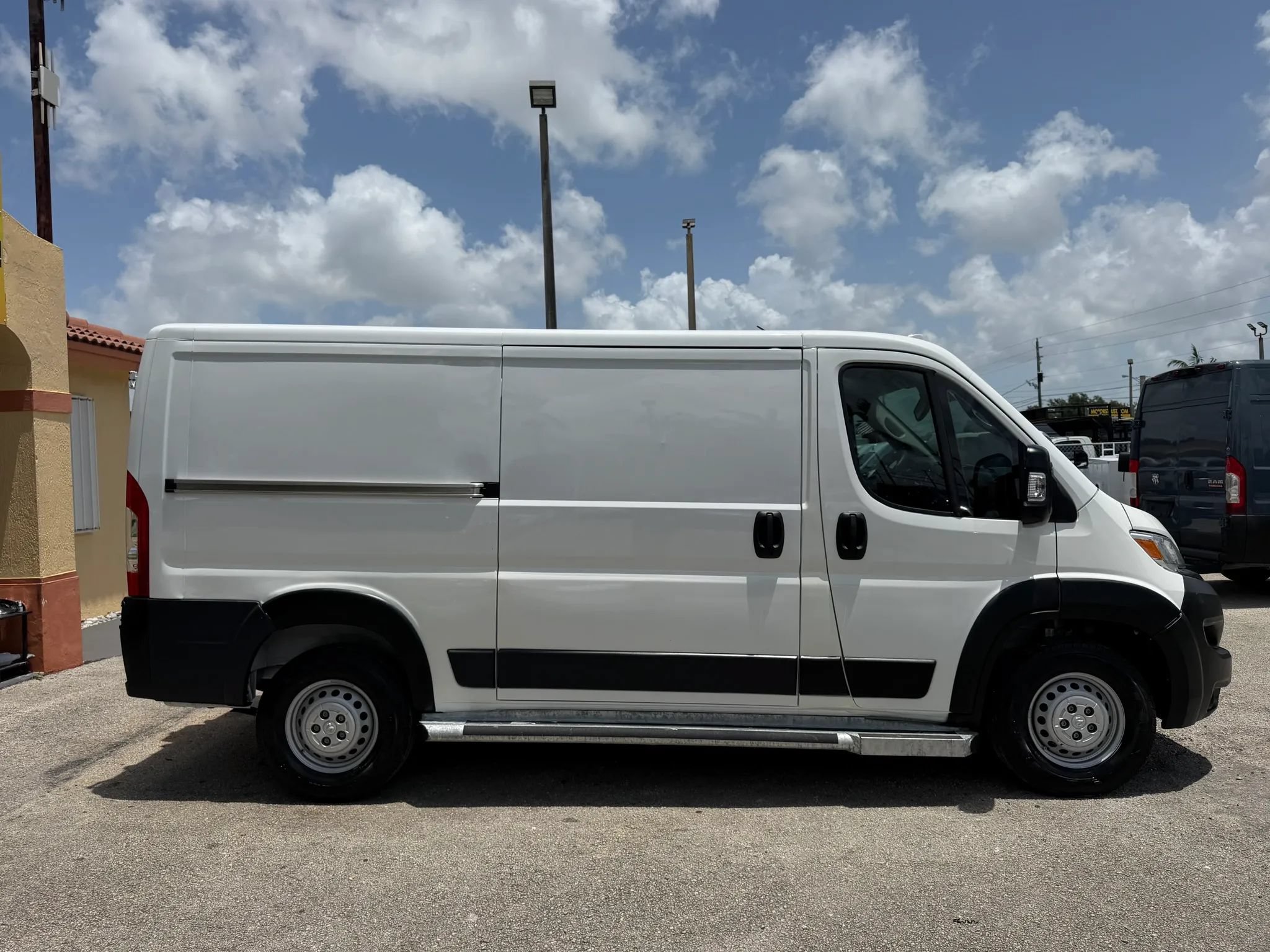 Used 2025 RAM ProMaster 2500 w/ U-Haul Equipment Group FWD image 8