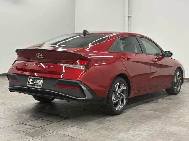 Used 2025 Hyundai Elantra Sport FWD image 2
