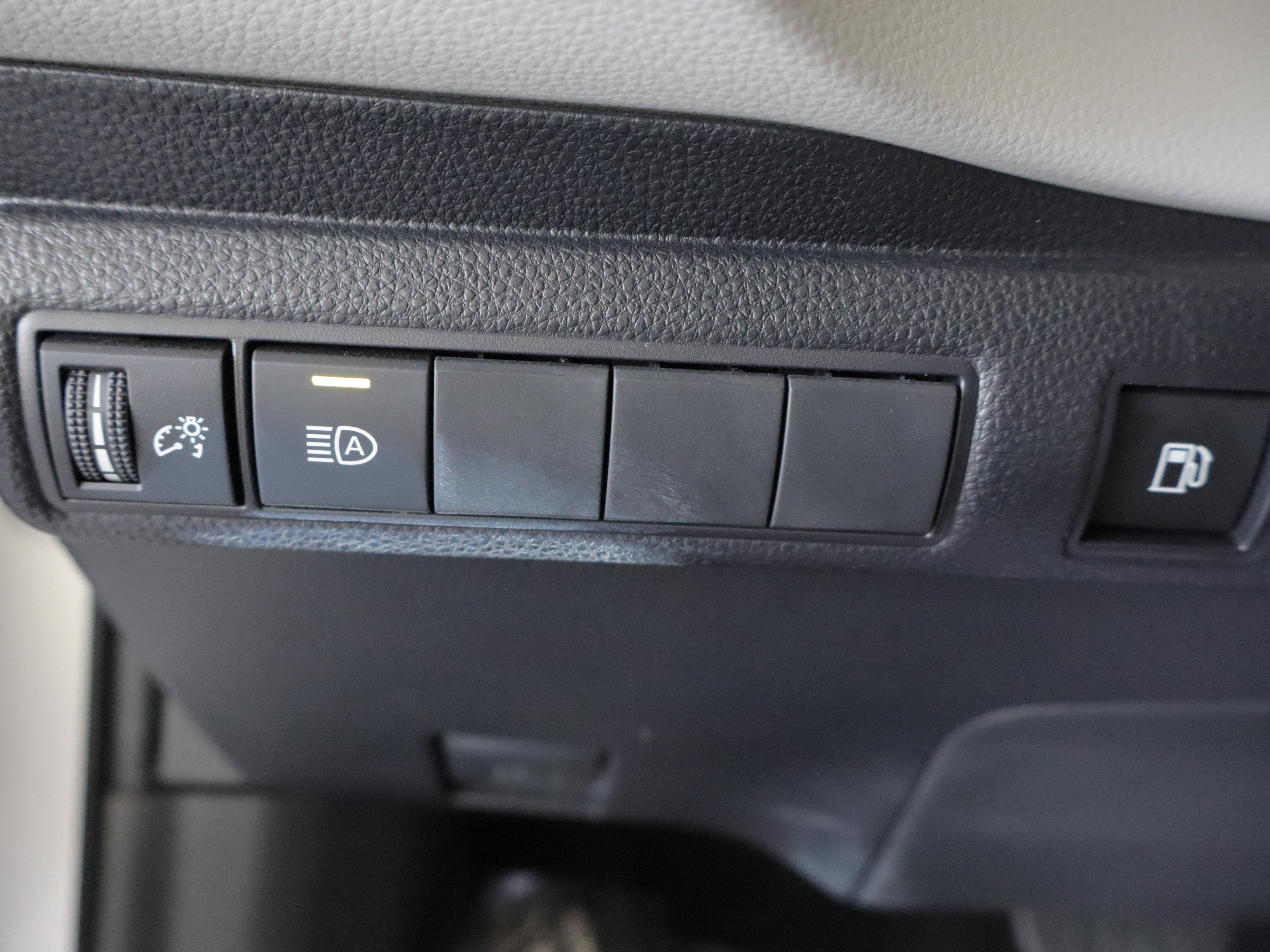 Used 2025 Toyota Corolla LE w/ LE Premium Package FWD image 18