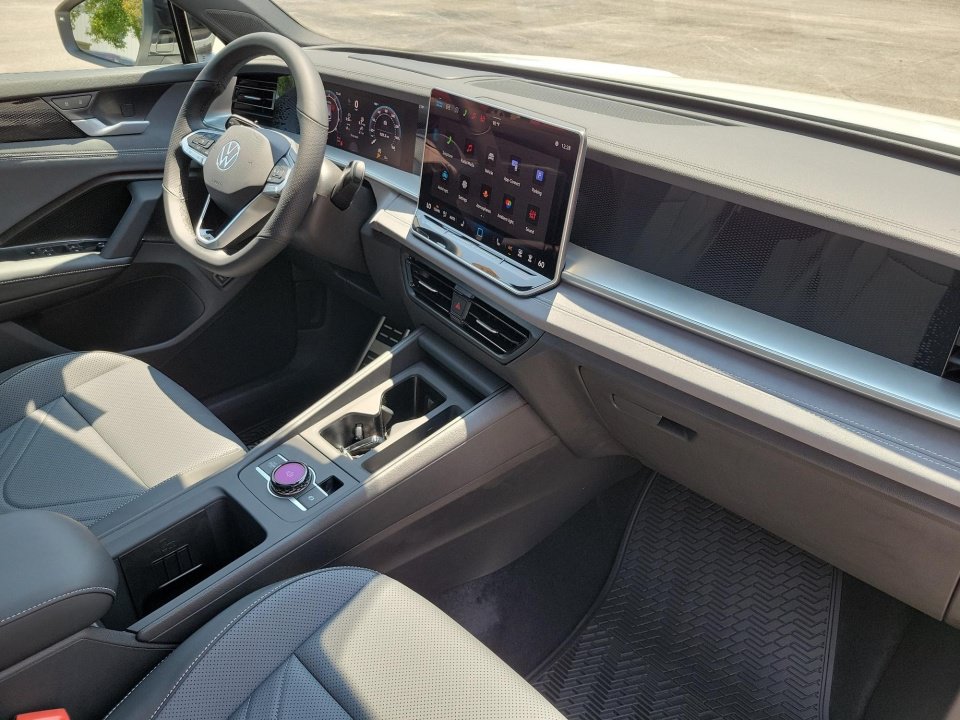 New 2026 Volkswagen Tiguan SE R-Line FWD image 28