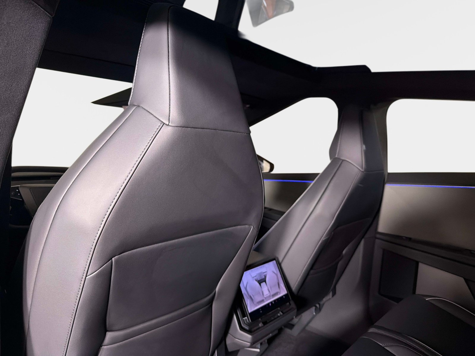 Used 2024 Tesla Cybertruck AWD Crew Cab image 35