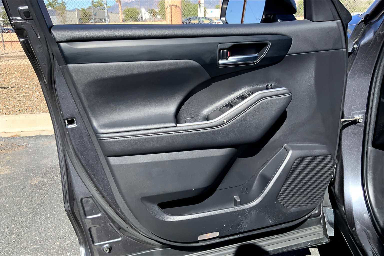 Certified 2023 Toyota Highlander XLE image 18
