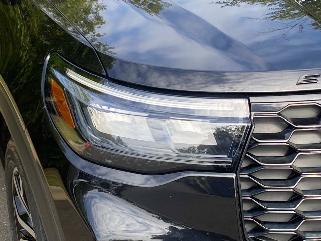Used 2025 Ford Explorer ST-Line AWD/4WD image 4