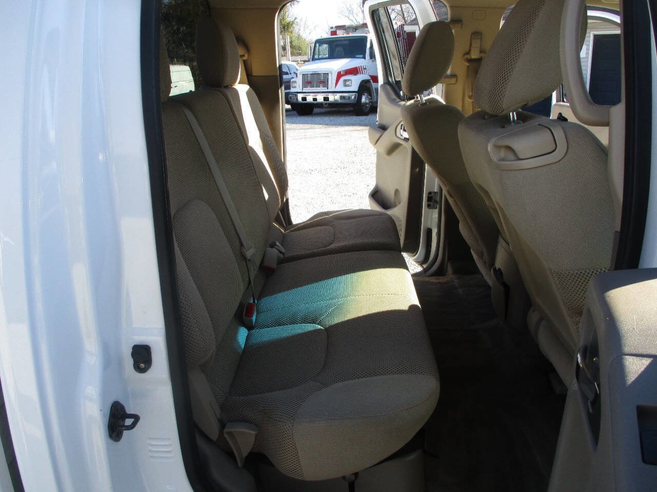 Used 2010 Nissan Frontier SE image 21