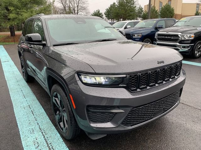 Used 2023 Jeep Grand Cherokee Altitude image 8
