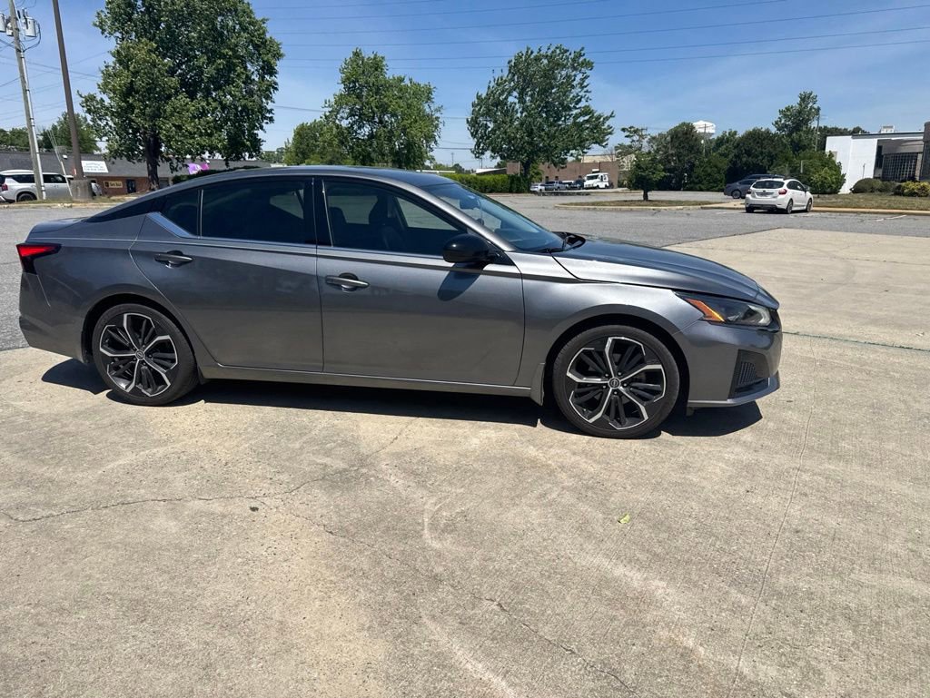 Used 2023 Nissan Altima 2.5 SR FWD image 3