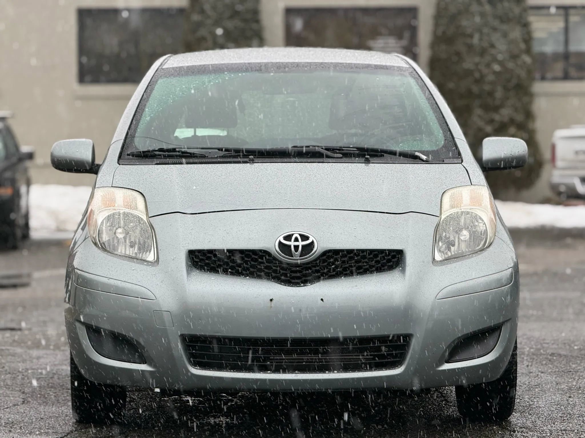 Used 2010 Toyota Yaris 4-Door Hatchback image 3