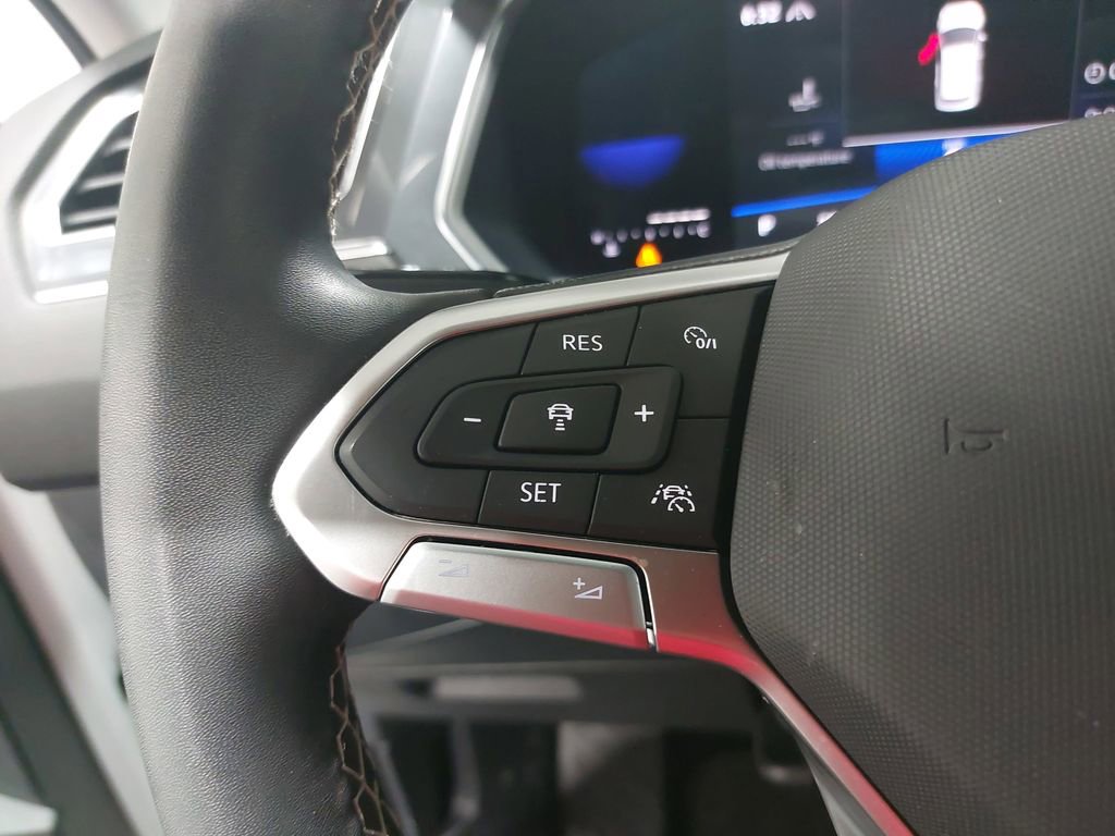 Used 2022 Volkswagen Tiguan SE image 16