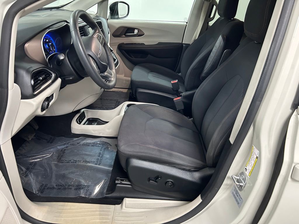 Used 2017 Chrysler Pacifica LX w/ Tire & Wheel Group FWD image 12