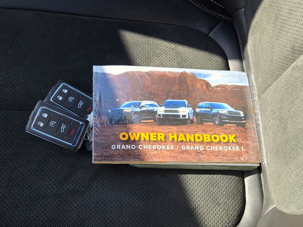 Used 2025 Jeep Grand Cherokee Altitude image 12