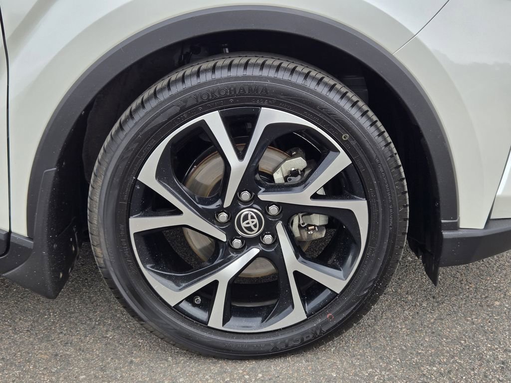 Used 2021 Toyota C-HR XLE FWD image 11