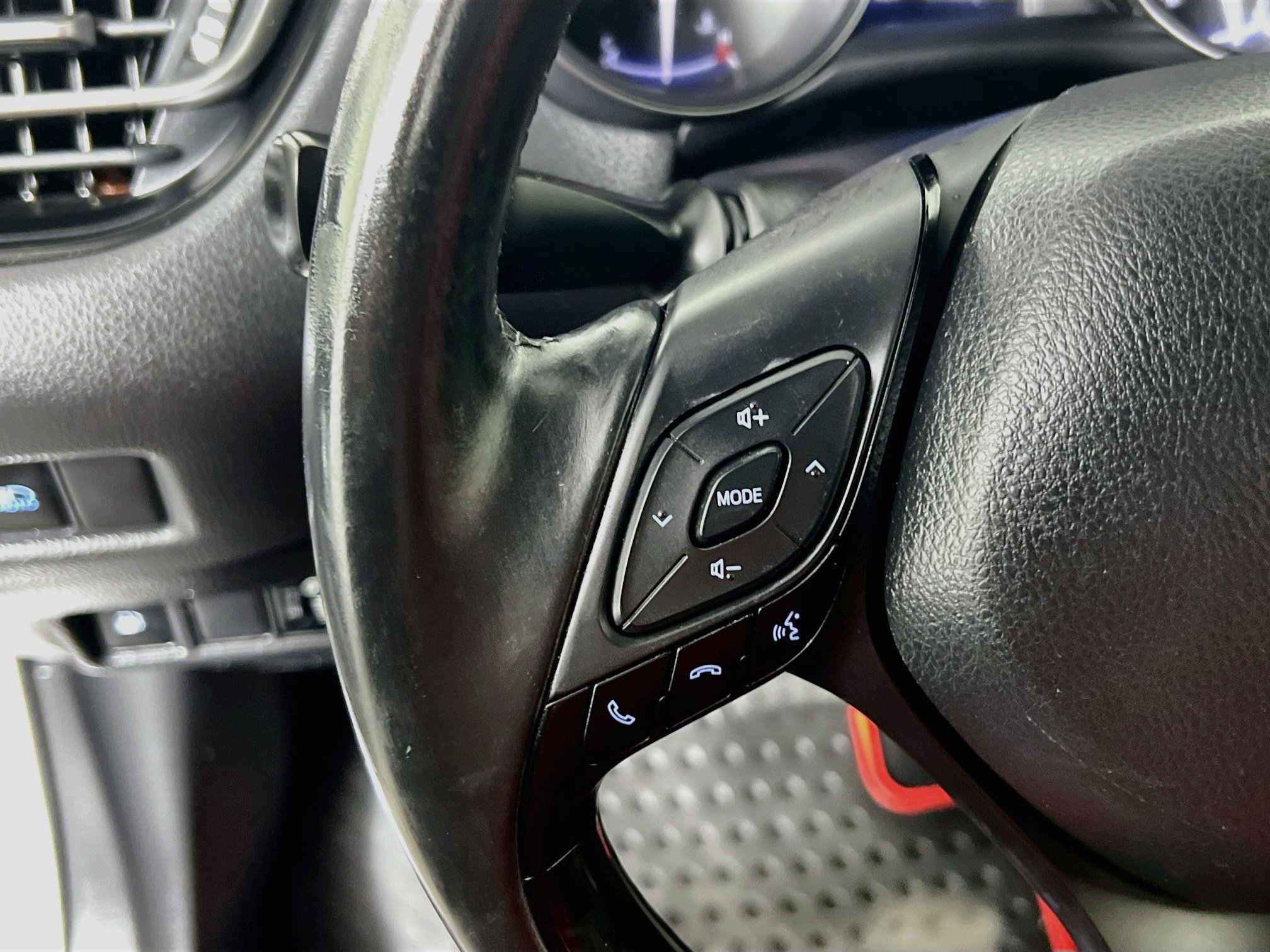 Used 2019 Toyota C-HR XLE FWD image 18