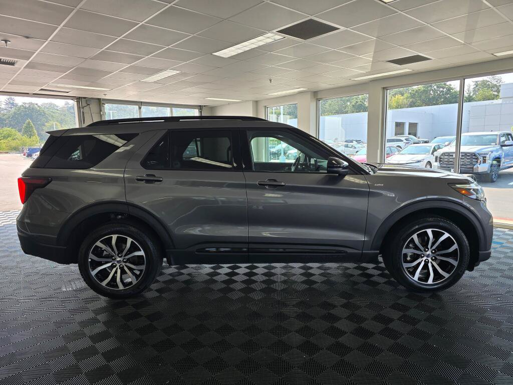 Used 2025 Ford Explorer ST-Line AWD/4WD image 2