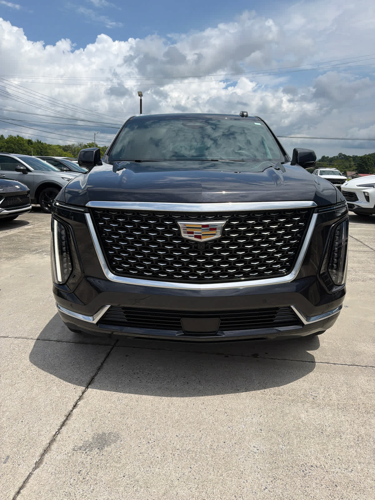 Used 2025 Cadillac Escalade Luxury AWD/4WD image 3