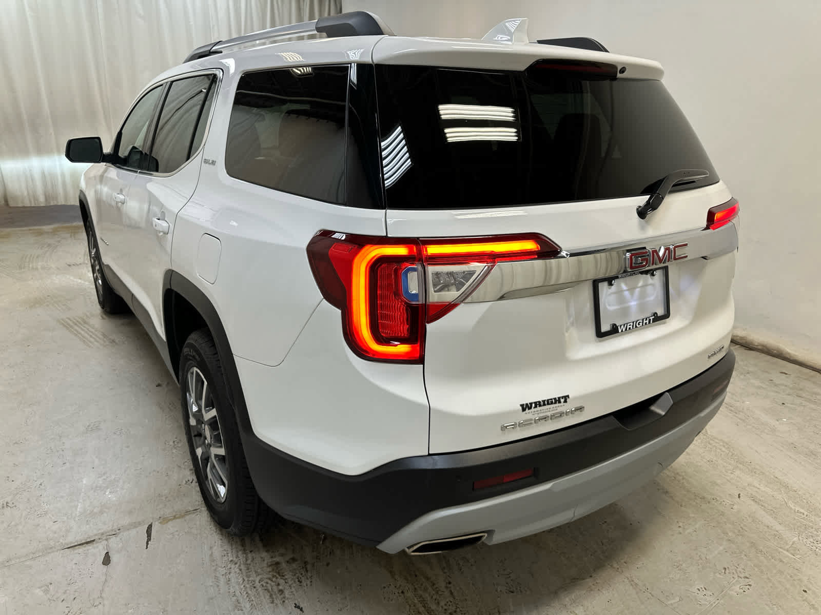Certified 2023 GMC Acadia SLE w/ Driver Convenience Package AWD/4WD image 2