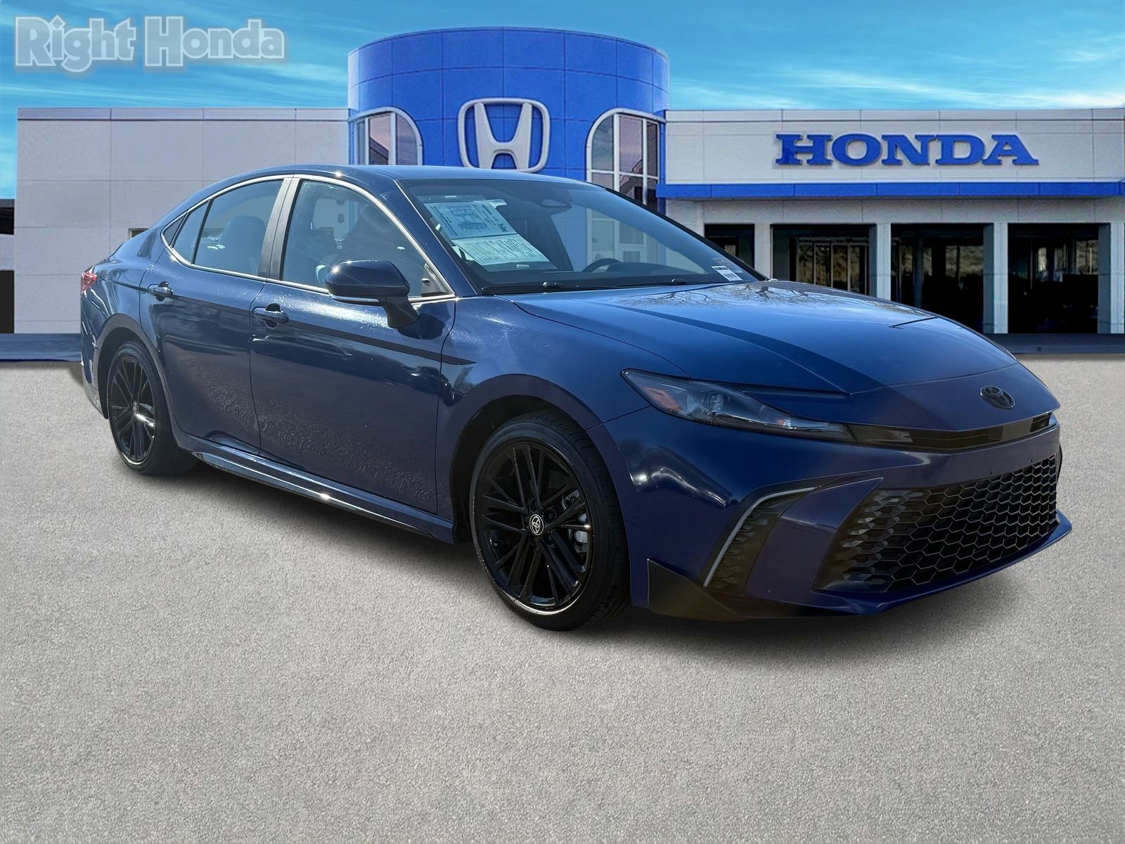 Used 2025 Toyota Camry SE w/ Convenience Package image 10