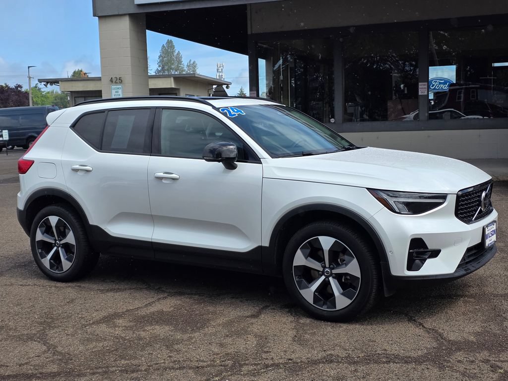 Used 2024 Volvo XC40 B5 Plus AWD/4WD image 3
