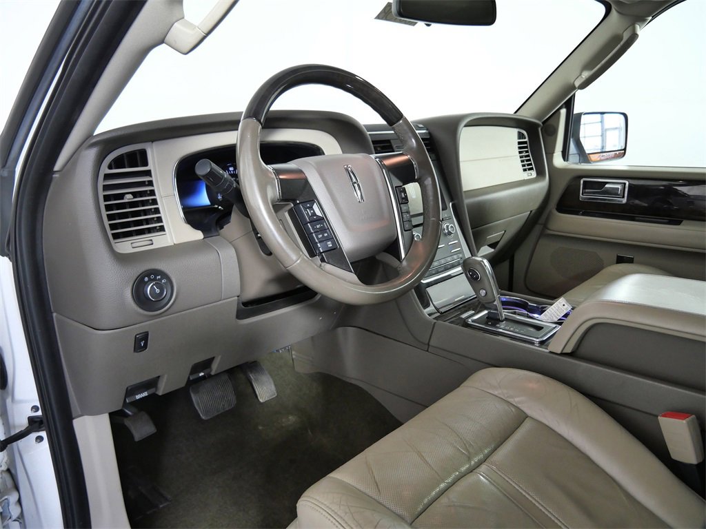 Used 2015 Lincoln Navigator Base image 18