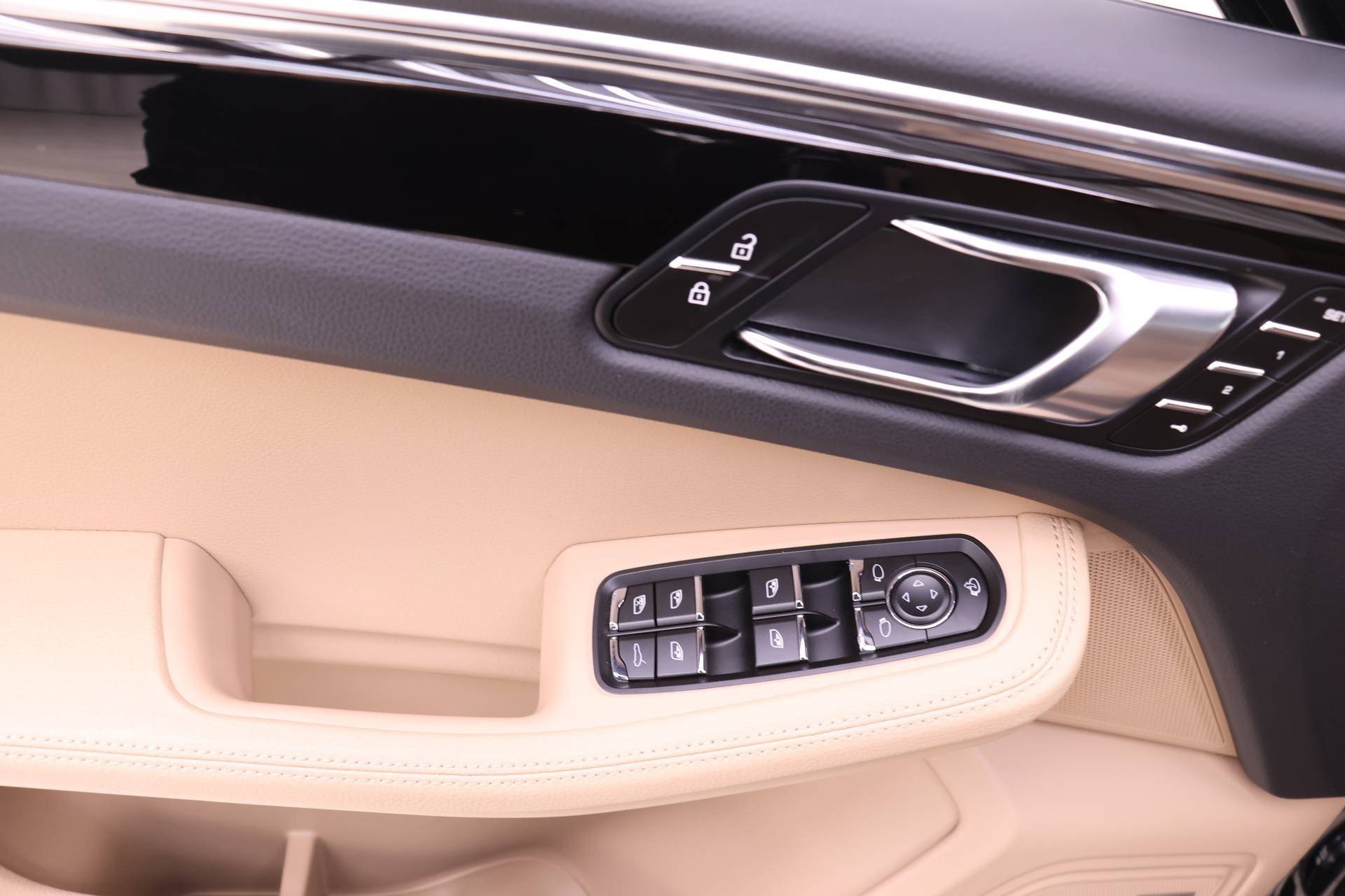 Used 2025 Porsche Macan image 17