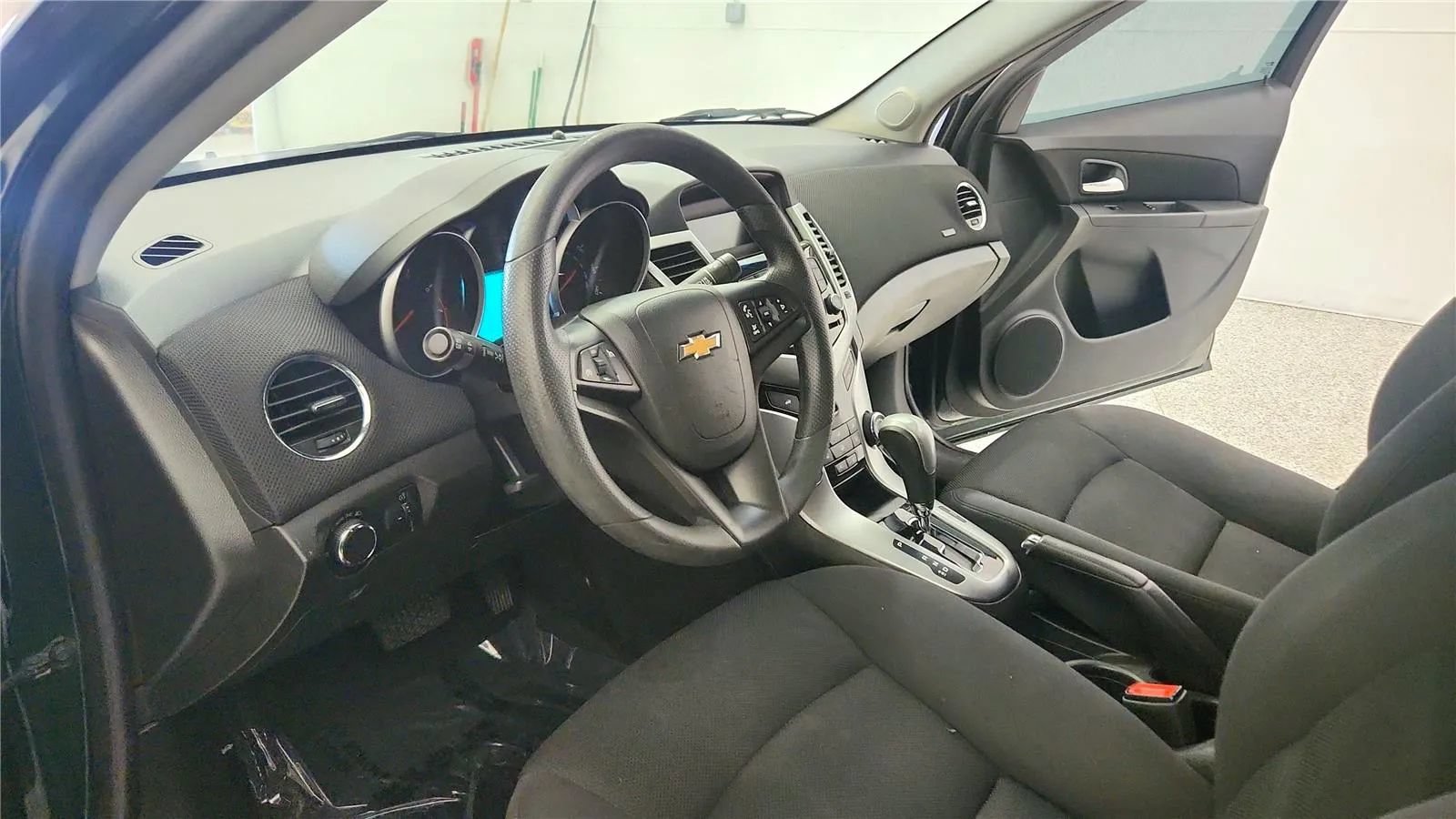 Used 2015 Chevrolet Cruze LT FWD image 14