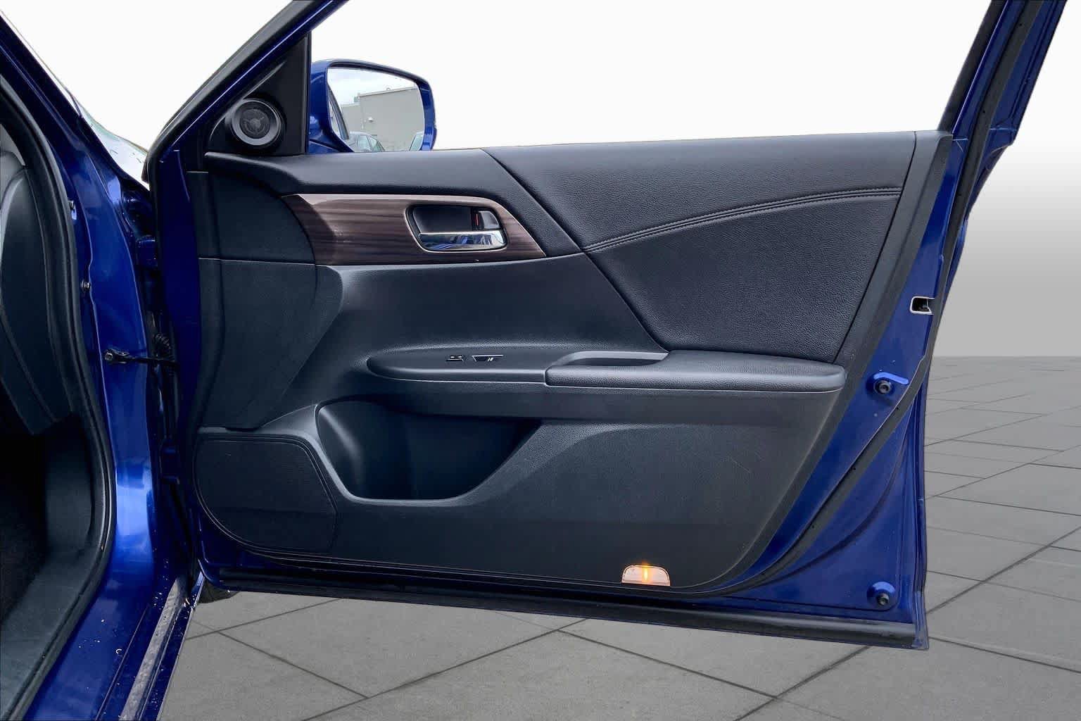 Used 2017 Honda Accord Hybrid Sedan image 23