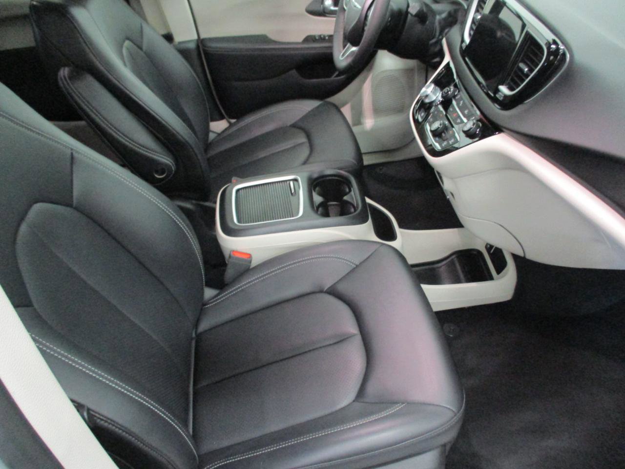 Used 2024 Chrysler Pacifica Touring-L image 14