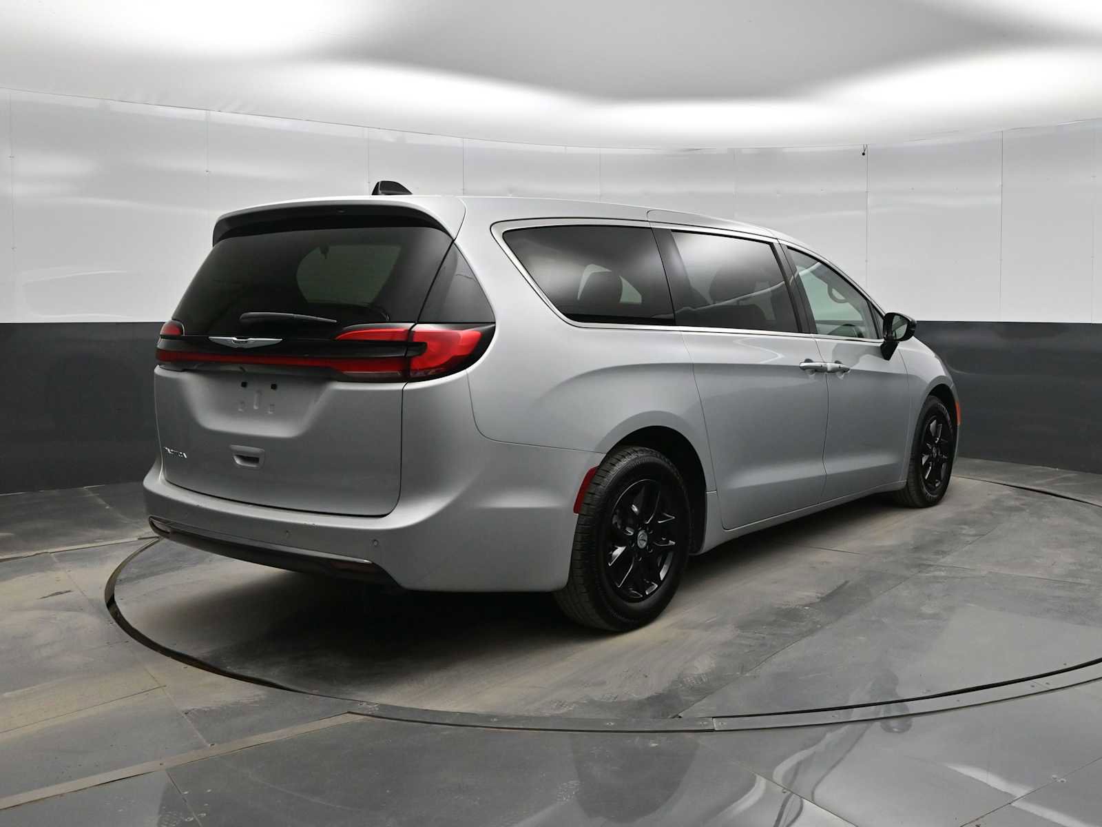 Used 2024 Chrysler Pacifica Touring-L image 7