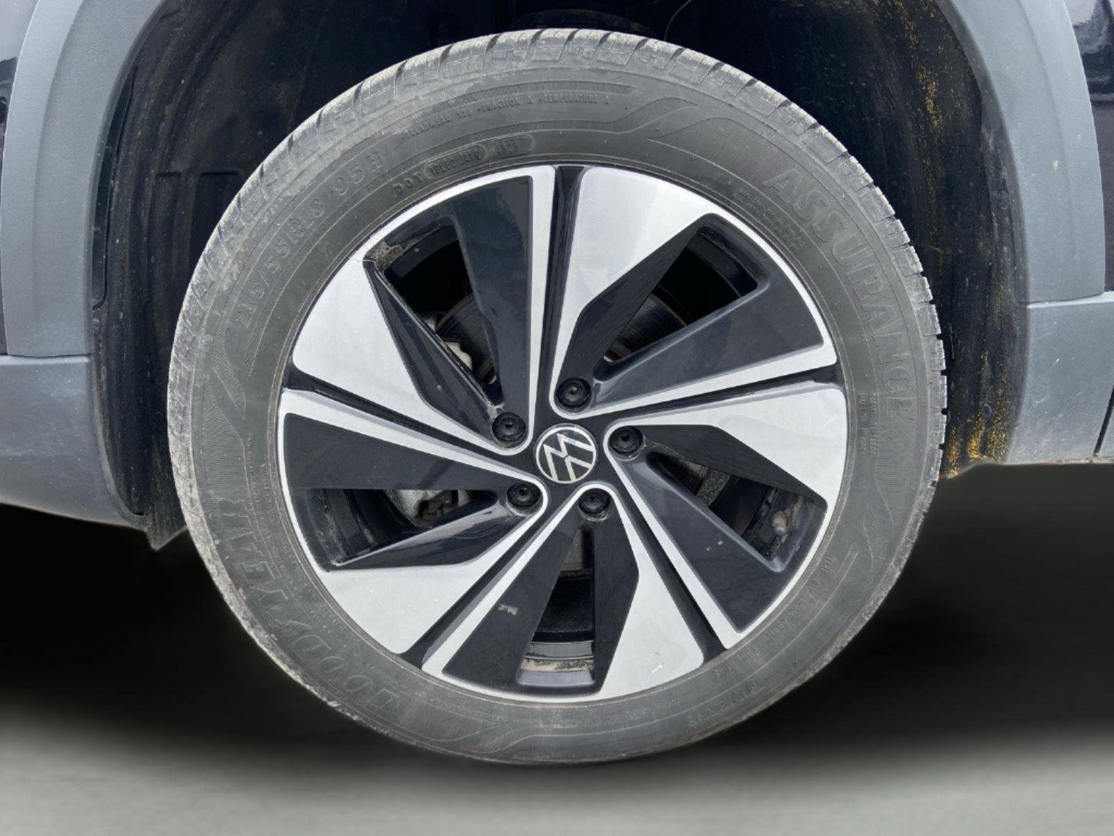 Used 2024 Volkswagen Taos SE image 40