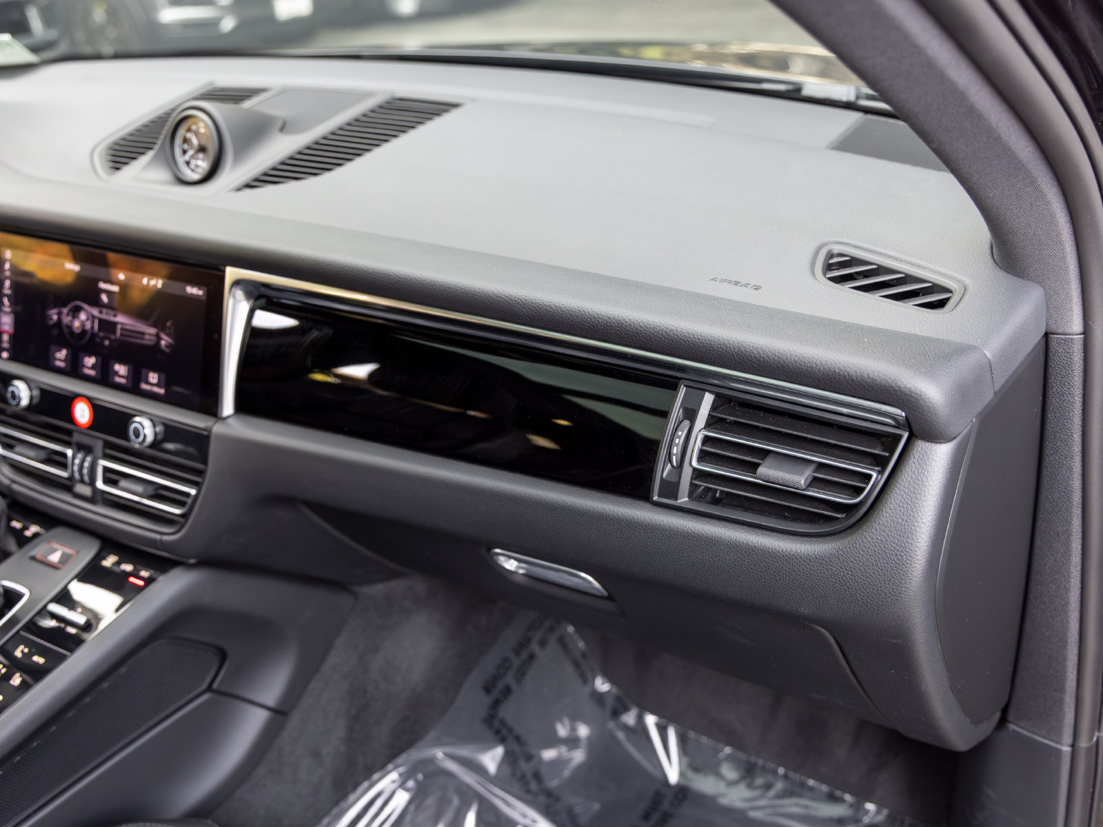 Certified 2023 Porsche Macan AWD/4WD image 63