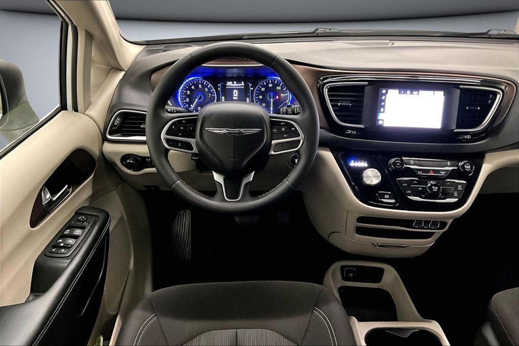 Used 2023 Chrysler Voyager LX image 8