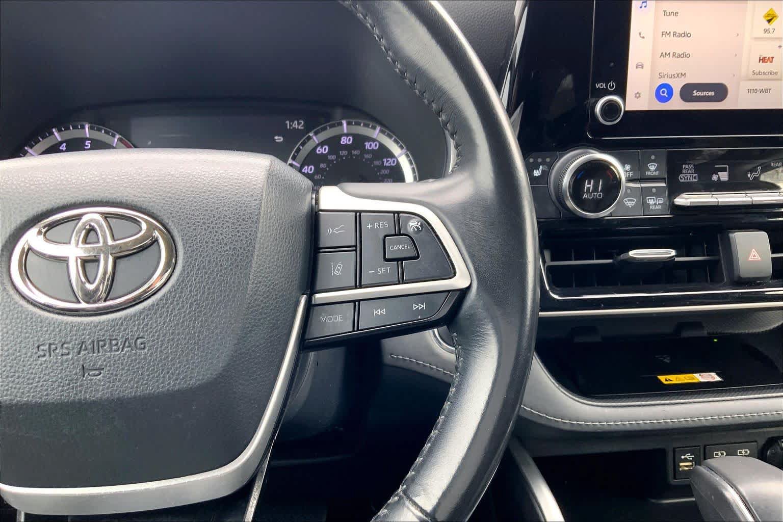 Used 2023 Toyota Highlander XLE FWD image 25