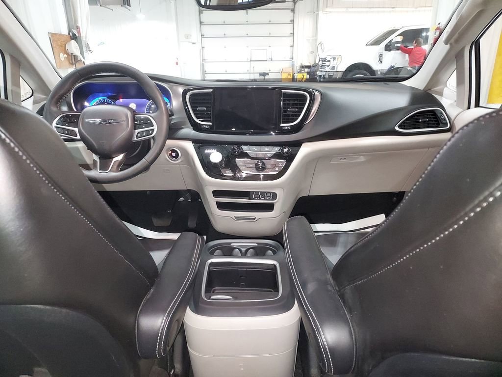 Used 2024 Chrysler Pacifica Touring-L FWD image 10