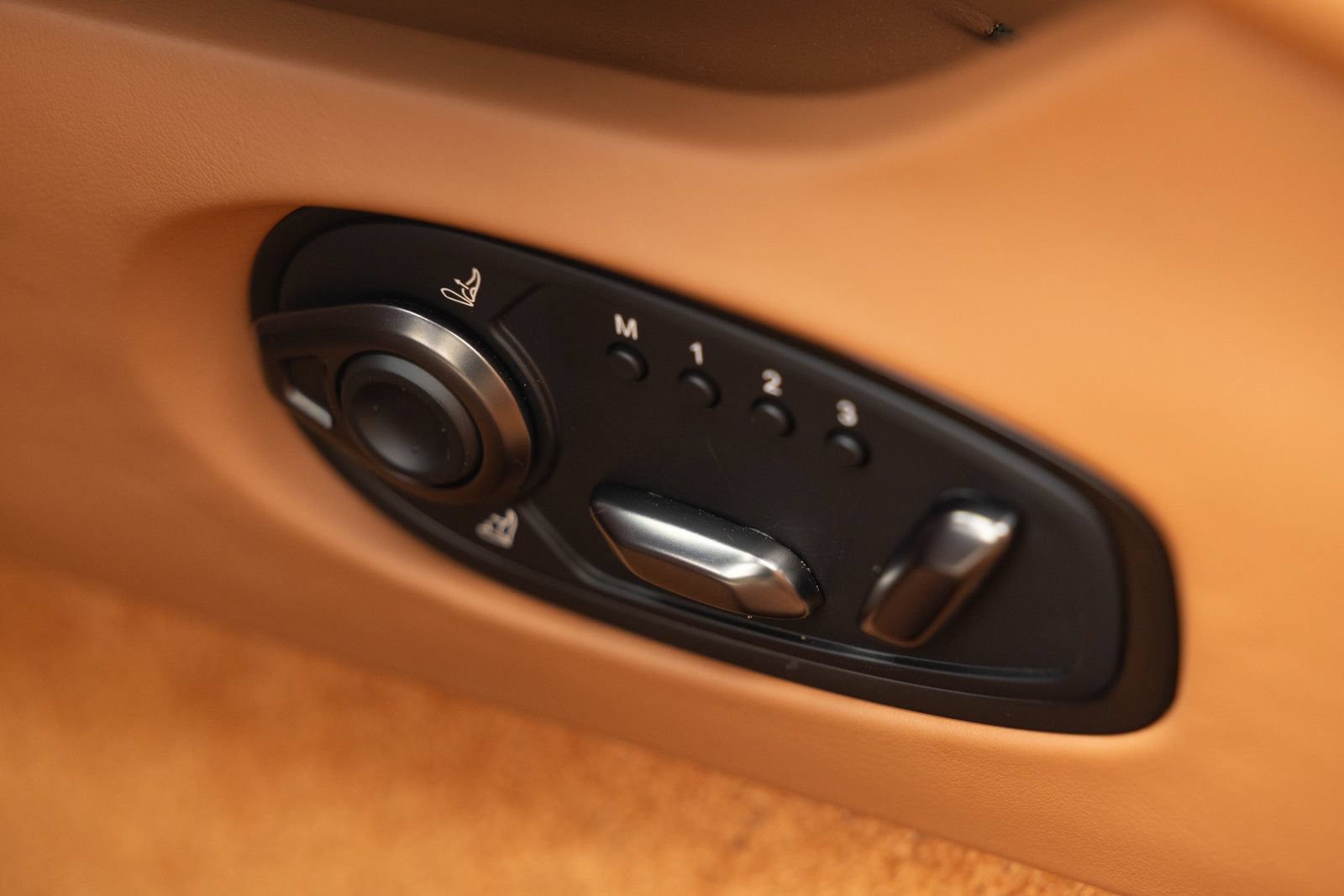 Used 2024 Aston Martin DB12 Convertible RWD image 31