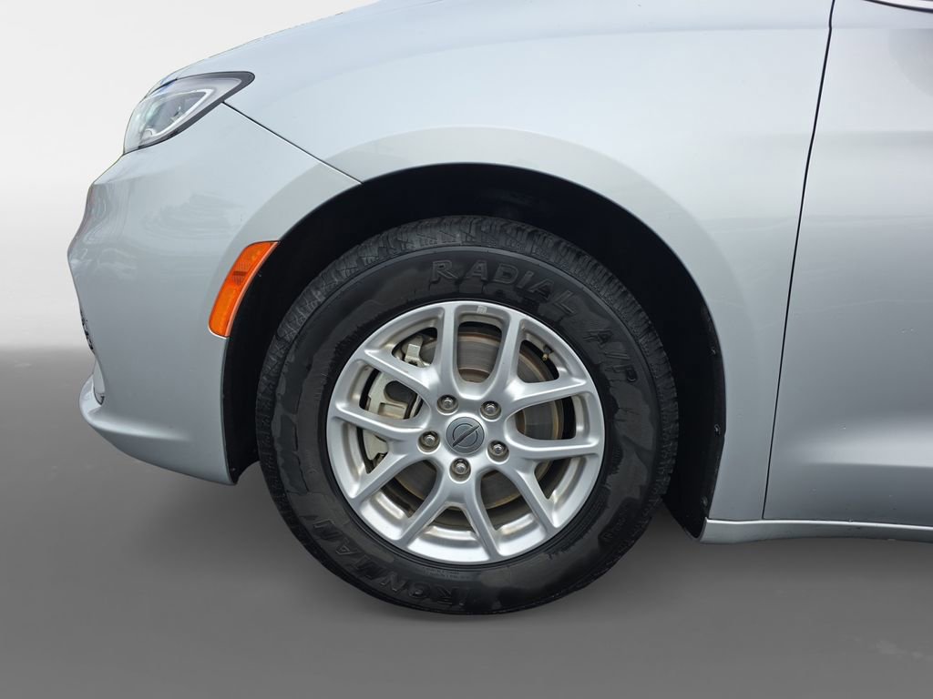 Used 2023 Chrysler Pacifica Touring-L FWD image 13
