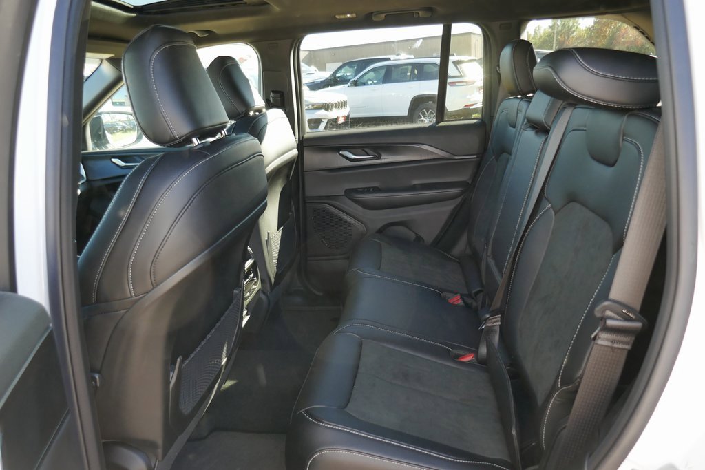 New 2025 Jeep Grand Cherokee Altitude image 12