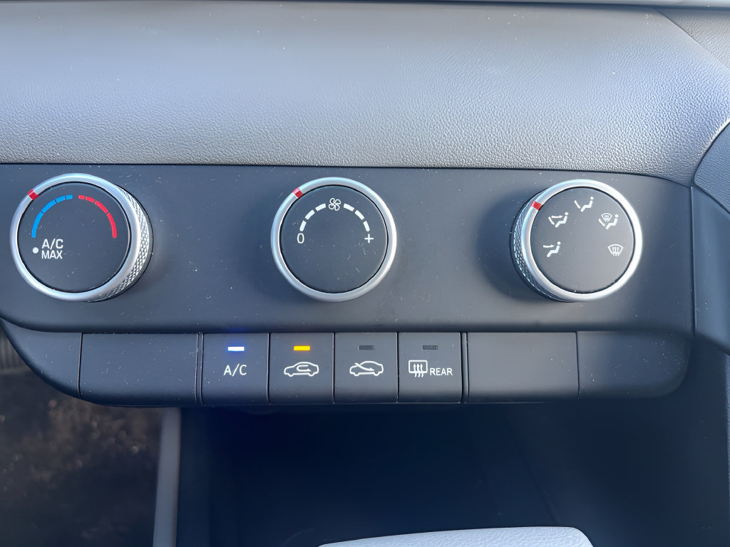 Used 2024 Hyundai Elantra SE FWD image 26