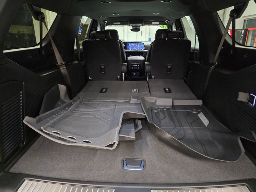 Used 2025 Chevrolet Suburban High Country RWD image 46