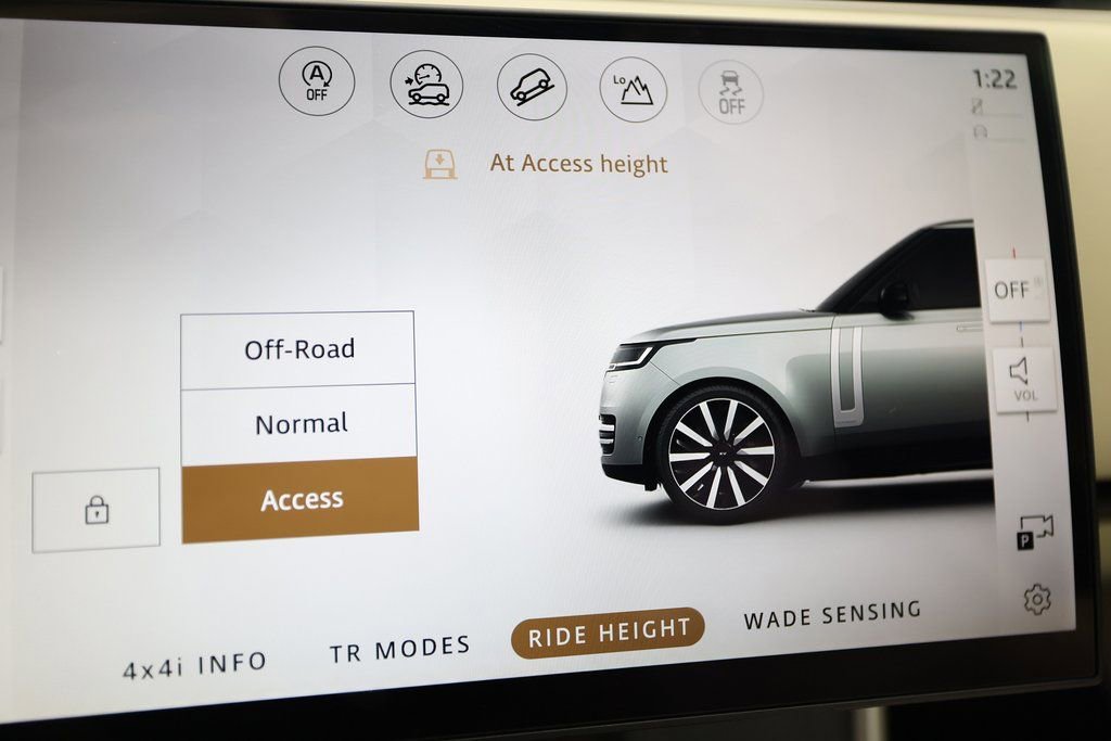 Used 2025 Land Rover Range Rover SE image 32