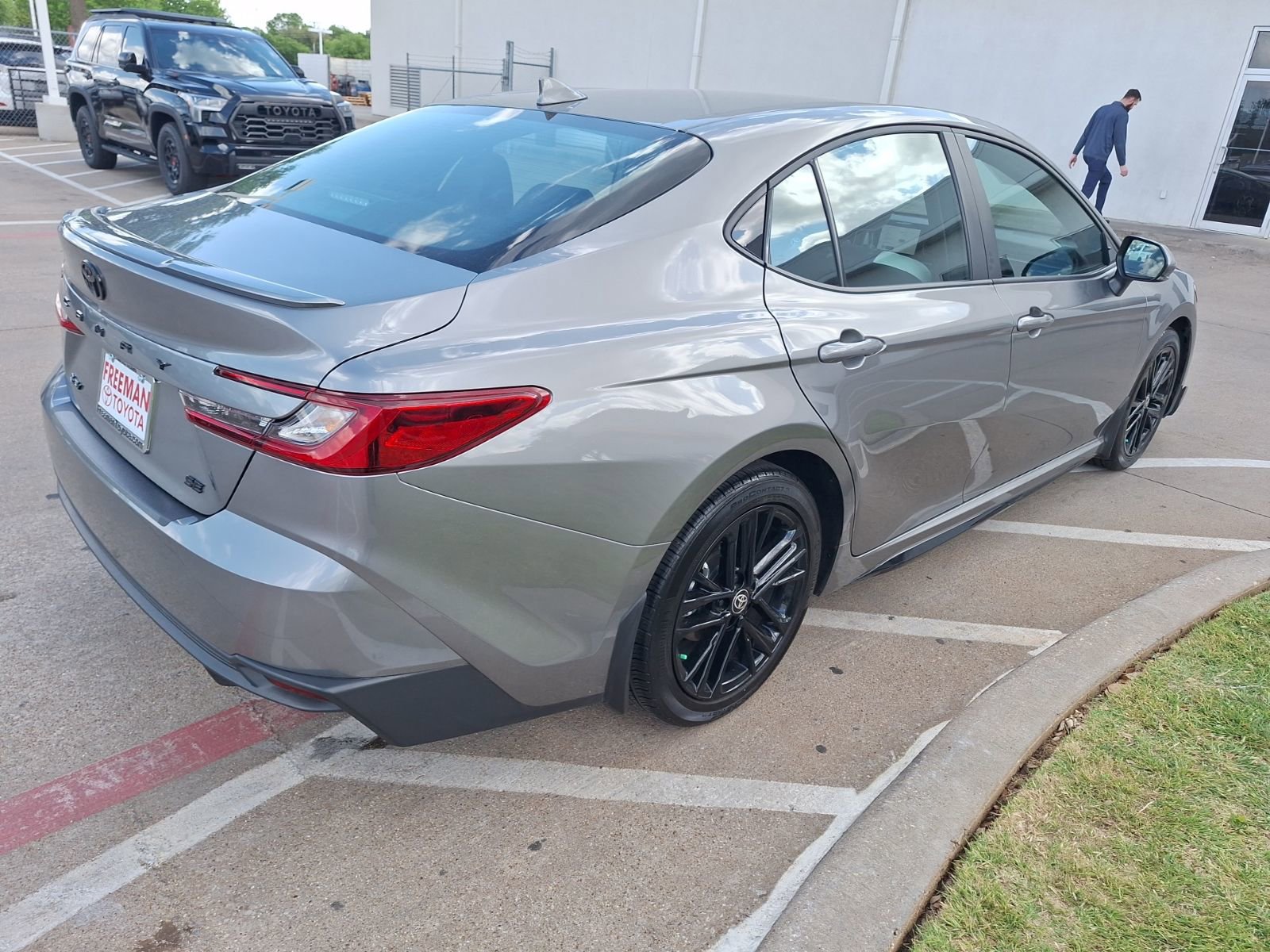 Used 2025 Toyota Camry SE w/ Convenience Package image 6