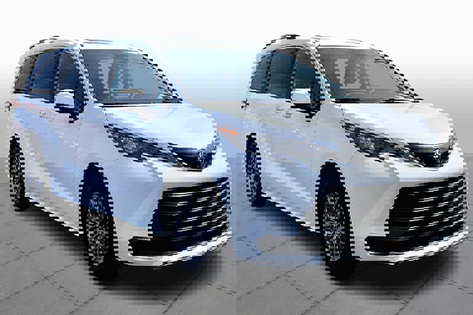 Used 2025 Toyota Sienna LE w/ LE Plus Package image 3