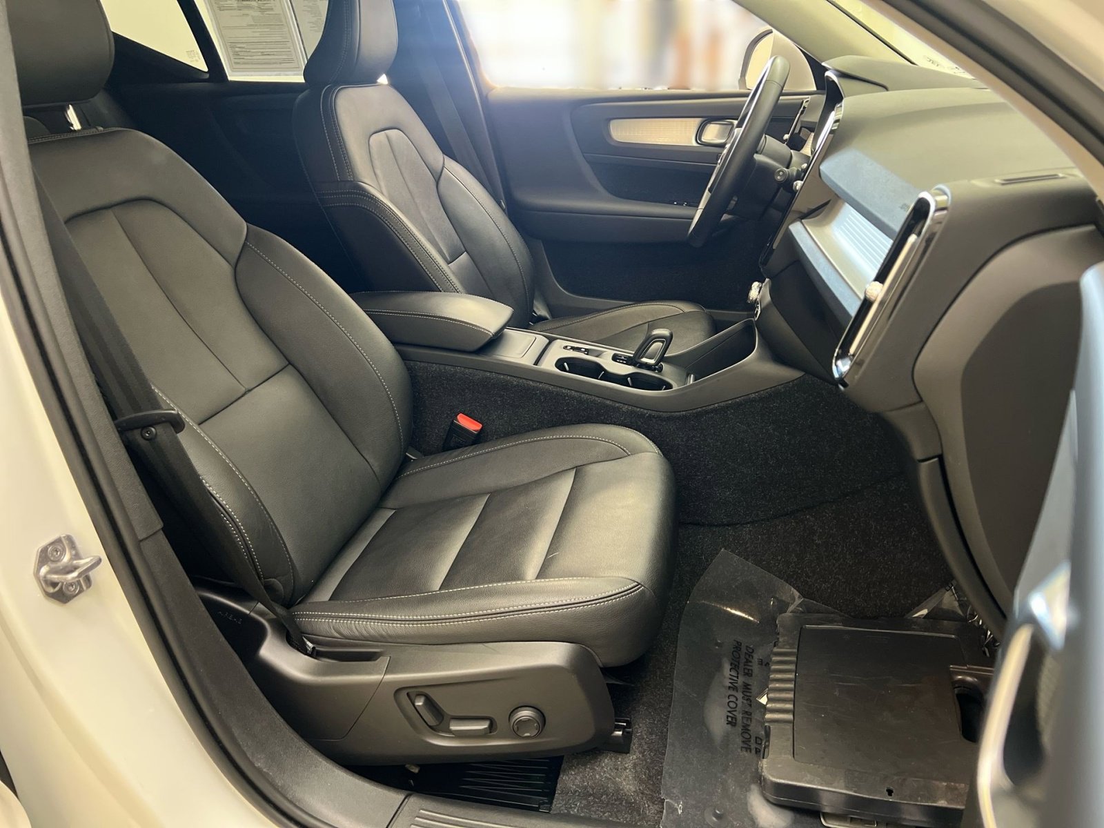 Used 2021 Volvo XC40 T5 Momentum w/ Premium Package image 25