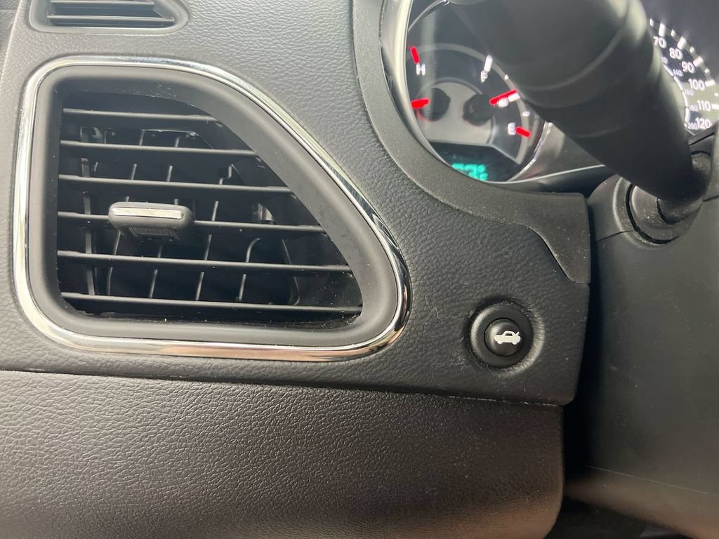 Used 2013 Chrysler 200 Touring FWD image 17