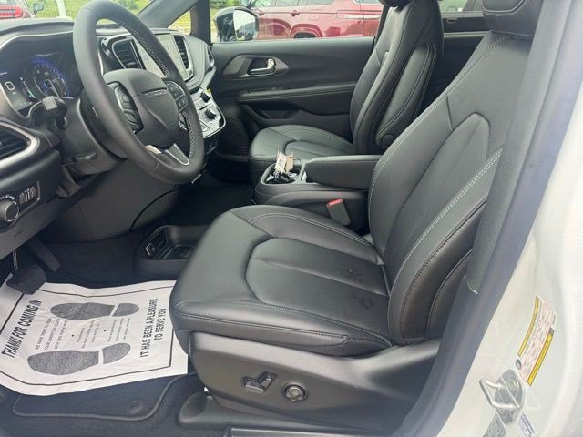 New 2027 Chrysler Pacifica Select FWD image 9