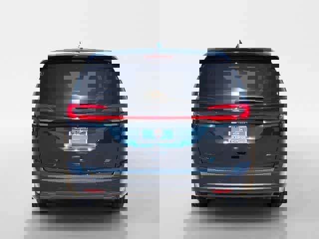 Used 2022 Chrysler Pacifica Limited w/ Uconnect Theater Family Group image 4