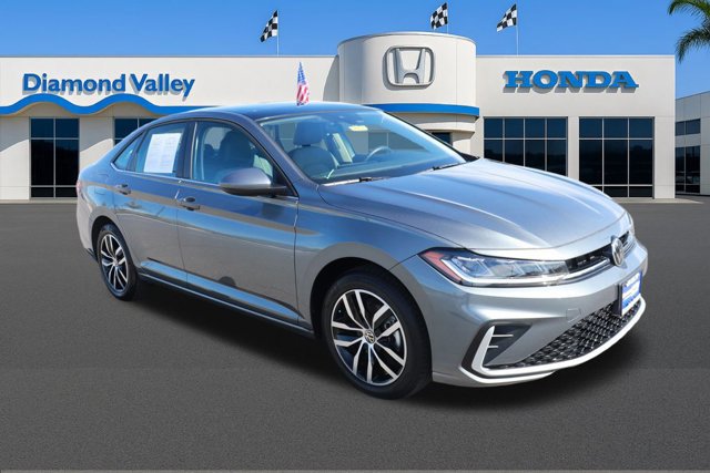 Used 2025 Volkswagen Jetta SE image 1